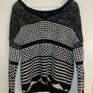 Mönstrad stickad tröja - Svart vit mönstrad stickad tröja