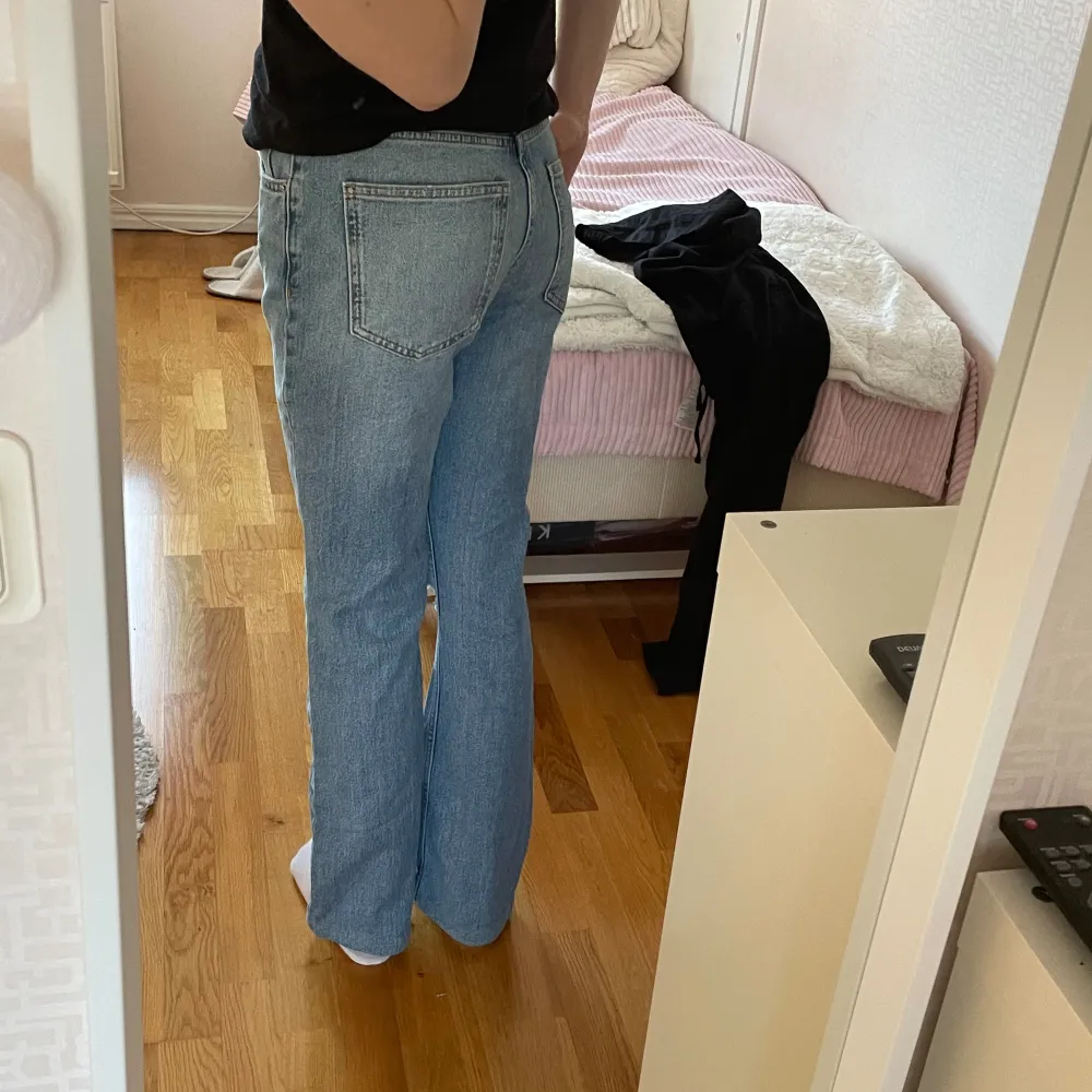 Ginatricot jeans, förstora på mig därav säljes, mycket bra skick, inget tecken på användning, har sytt upp dom längst ner hos en sysörska, passar folk från 168 och neråt . Jeans & Byxor.