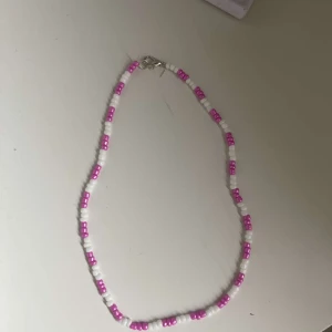 Egengjort pärlhalsband  - Egengjort pärlhalsband med rosa och vita pärlor 