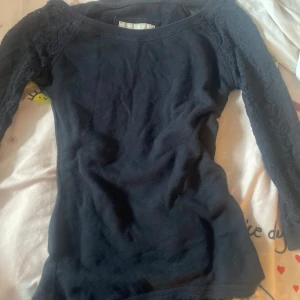 Trekvartsärmad spetströja - En jätte fin Trekvartsärmad tröja med spets ärmar