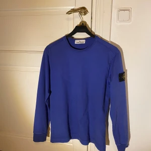 Stone Island - 2 st fina Stone Island tröjjor i nyskick.  Båda är i storlek S.  Pris är 1050 kr för båda eller 525kr/st
