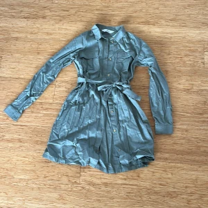 Grön Skjortklänning  - Använd 2gg inga fläckar typ som ny