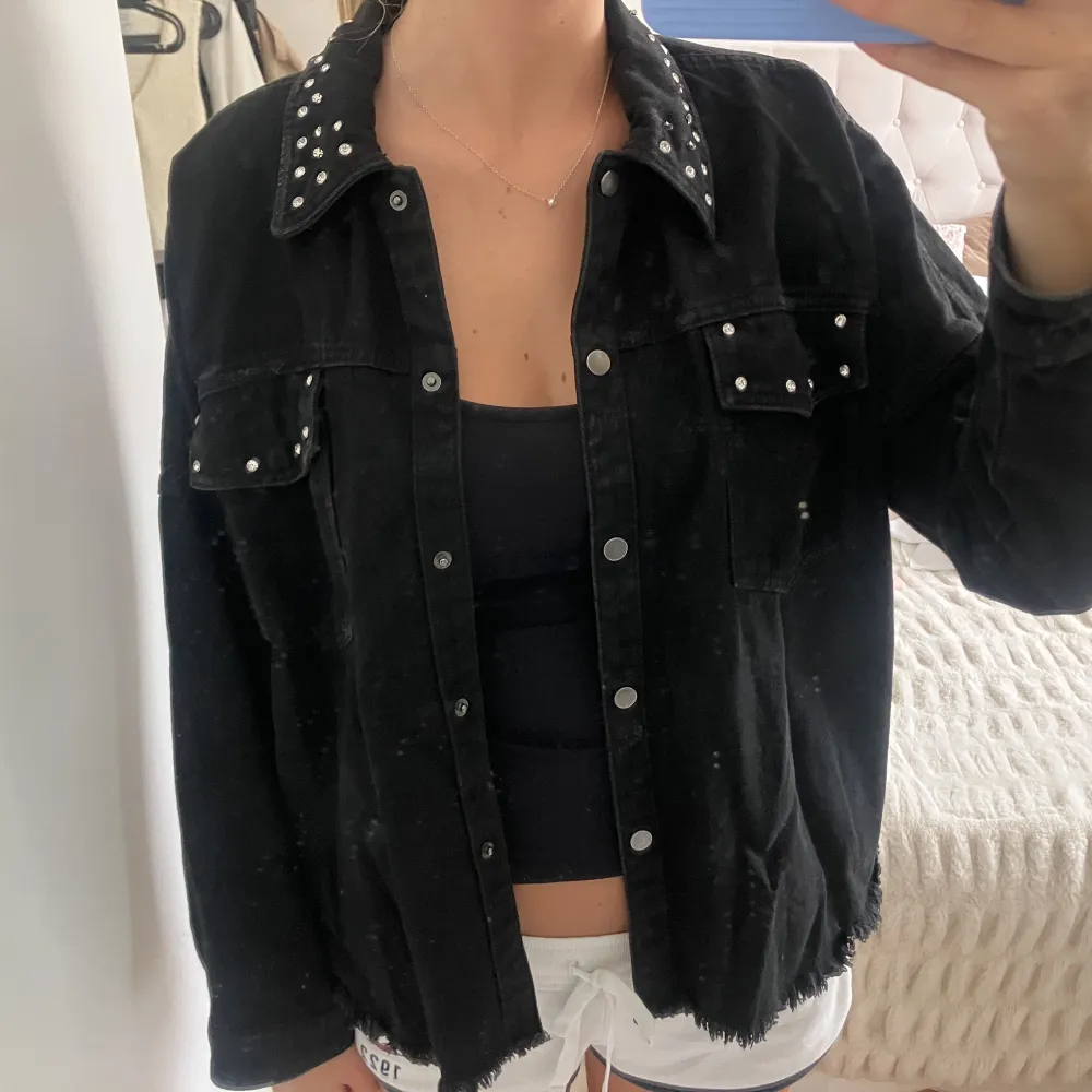 Cool svart jeansjacka från Zara med silvriga detaljer⭐️  Jeansmaterialet är tunnare vilket gör att jackan är perfekt nu i sommar/tidig höst🤩. Jackor.