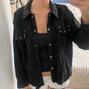 Jeansjacka - Cool svart jeansjacka från Zara med silvriga detaljer⭐️  Jeansmaterialet är tunnare vilket gör att jackan är perfekt nu i sommar/tidig höst🤩