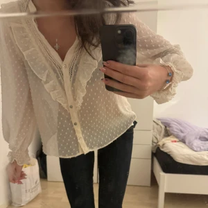 Vit blus från Zara - Säljer denna söta blus då den ej kommer till användning. Den är i bra skick förutom att en av knapparna på framsidan har gått sönder - men det är inget man lägger märke till när man har på den!🥰
