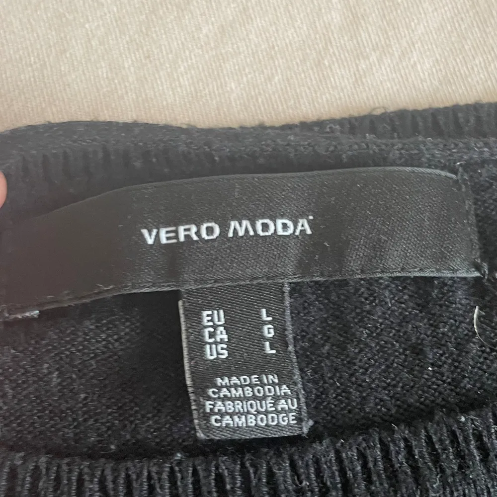 Säljer nu denna snygga tröja från vero moda! Pärlorna har lossnat lite på ärmarna men det syns knappt! . Tröjor & Koftor.