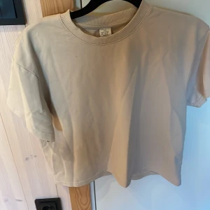 Fina toppar  - 1 tröjan super fin och i bra skick 35 kr  2 tröjan andvänd ett fåtal gånger 25 kr  3 tröjan helt oanvänd 20 kr  4 tröjan andvänd fåtal gånger i bra skick 30 kr  5 tröjan typ aldrig andvänd 20 kr 