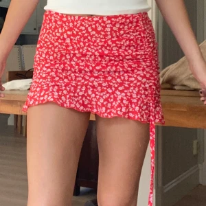 Kjol - Röd tajt blommig kjol som lägger sig super snyggt🌹