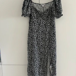 Klänning - Oanvänd med lappen kvar. Normal i stoleken!