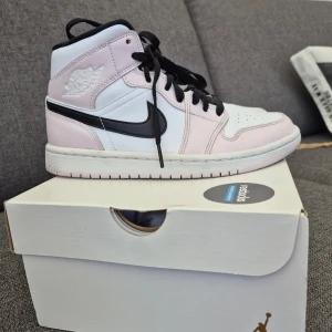 Air Jordan 1 Mid stl 37.5 - WMNS AIR JORDAN 1 MID Barely Rose stl 37.5. Använda en handfull ggr så i mkt fint skick.