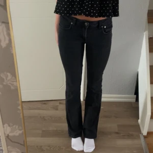 Lågmidjade bootcut zara jeans  - Fina jeans ifrån zara, dem är väl använda och färgen har bleknat lite så dem är inte helt svarta utan lite mer åt det mörk gråa hållet❤️ det har krympt lite också så dem är mer 34. Säljer för dem är för korta för mig, jag är 170❤️