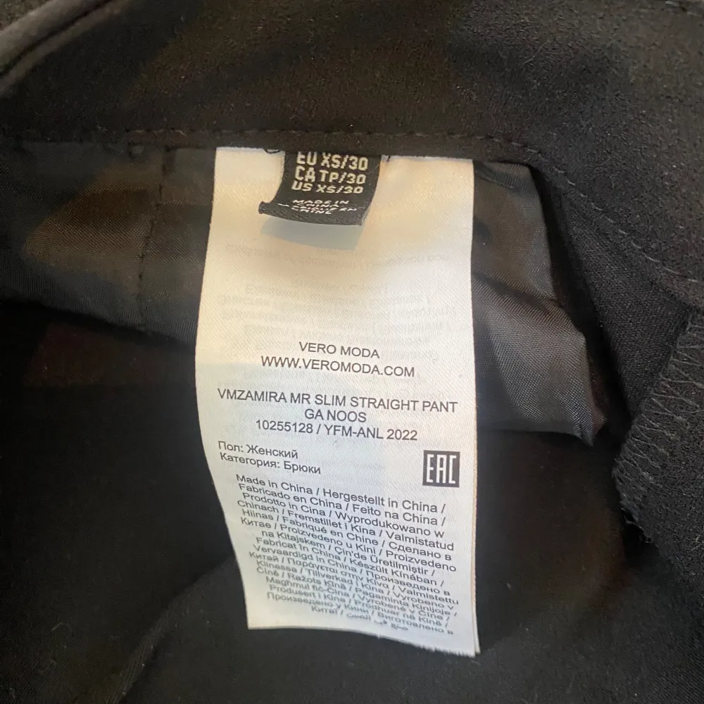Ett par svarta byxor från Vero Moda i storlek XS. Byxorna har en slim straight passform och är midwaist. De är tillverkade i ett bekvämt material och har bälteshällor.. Farkut & Housut.