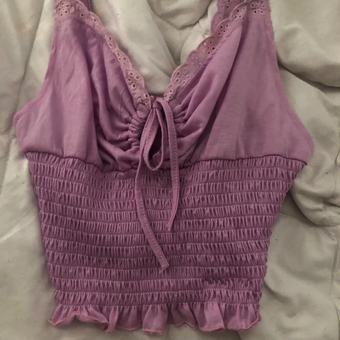 Lila topp med spetsdetaljer