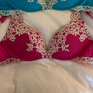 Intimissimi bh:ar - Den blåa SÅLD.  Rosa finns kavr, använd 2ggr så i nyskick. Storlek 75B. Eftertraktad färg (nypris 500kr)