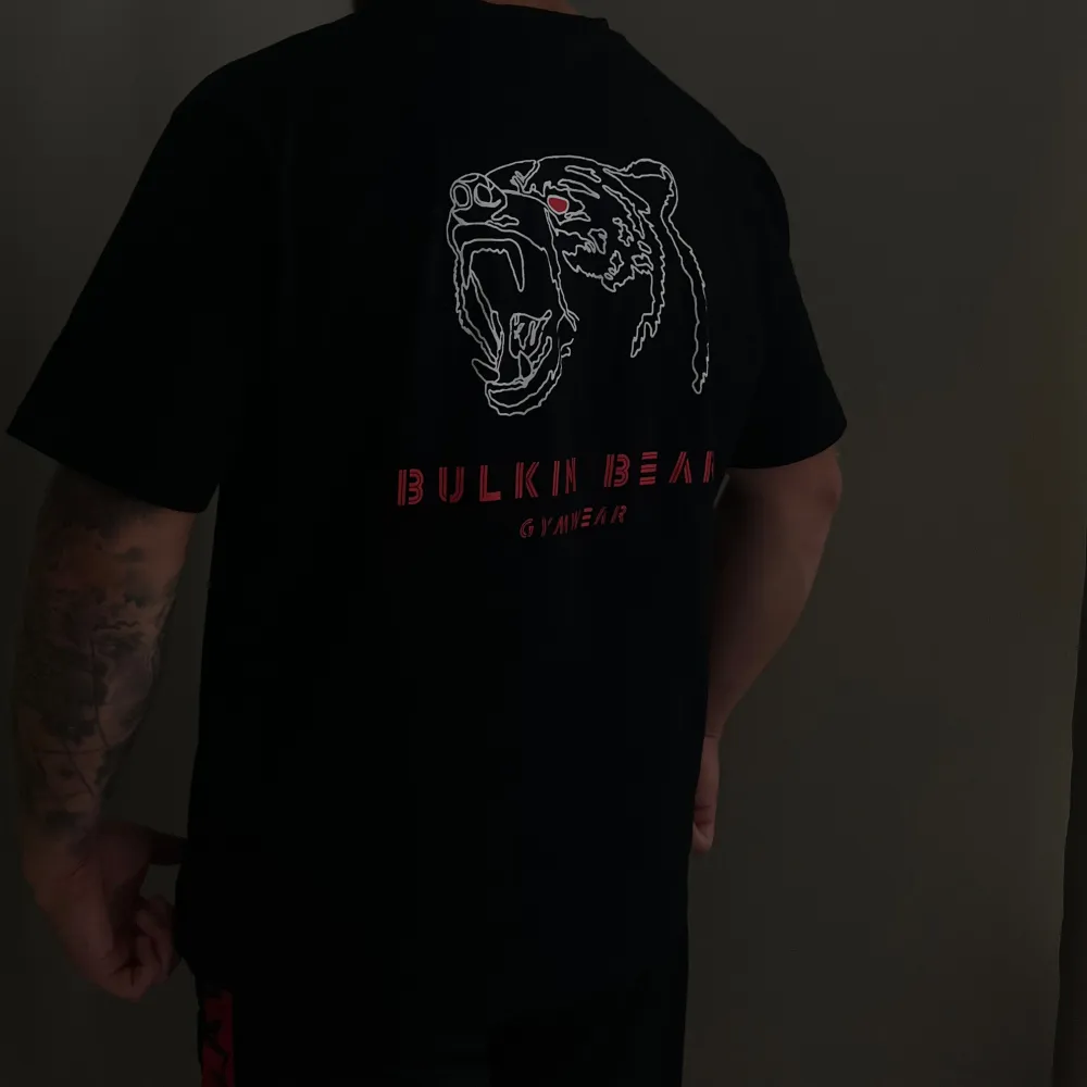 Detta är en oversized gym t-shirt som passar alla med fokus på kvalité och bekvämlighet. Finns i storlekarna S-XXL 100% bomull För den som gillar riktig oversize rekomenderas att gå upp en storlek. 20% rabatt vid köp av 2st. T-shirts.