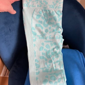 Helt nya träningsbyxor - Himla fin turkos färg på. Helt nya aldrig använda eller provade. Strl XS-S