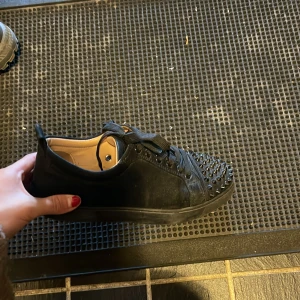 loubs med nitar  - Hej! Skriv vid intresse, skit snygga. Bra skick. Skriv bara vid intresse. Som nya. Använt några gånger bara. Tvättar o gör rent innan jag säljer de🥰💘