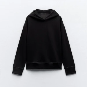 Hoodie  - Hoodie från zara! Säljer då den ej kommer till användning. Har använt ungefär 2 gånger så den är i bra skick! Hör av er vid frågor 🥰