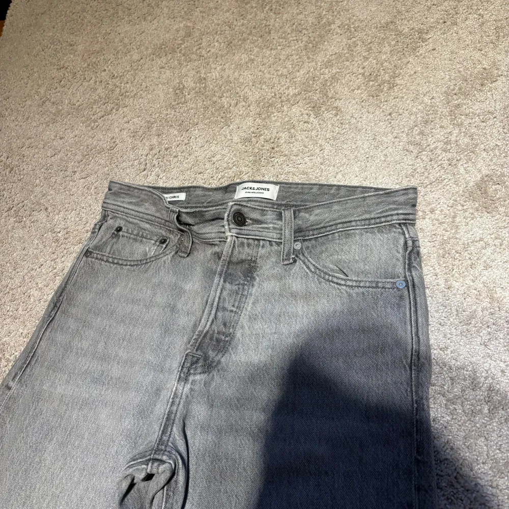 Säljer jack jones jeans. Köpt för 899 och inte amvända så många gånger och tvättate få gånger. Skick 9/10. Storleken är 28 bredd och 30 längd och pasformen är regular fit.. Jeans & Byxor.