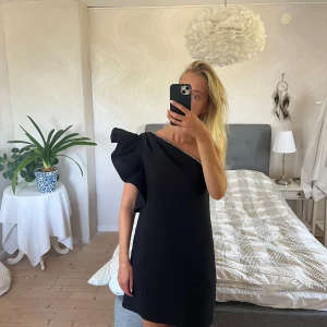 Black one-shoulder dress with silver details  - Black one-shoulder dress with silver details. Used once. From Self-Portrait, size UK 10. Bought for 3000 SEK, selling for 1000 SEK. 