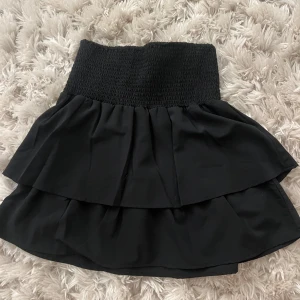 Svart volangkjol - Passar mig utmärkt som har S i vanliga fall🖤