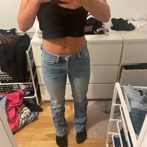 Weekday pin mid straight jeans - Weekday jeans med originalproduktioner på 600kr. De är mid Daisy men hyfsat lågmidjade i en blå färg. Storlek 23 i midjan och 30 i längden.