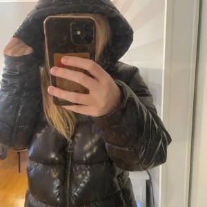 Guess jacka - Säljer min guess vinterjacka som aldirg blivit andvänd. Kan tänka mig byta mot en massimo ditta jacka ❤️🥰