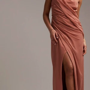 Maxiklänning - Maxiklänning i nytt skick i färgen dusty rose. Endast använd en gång. Perfekt som balklänning, brudtärneklänning eller festklänning. Ganska liten i storleken så jag är vanligtvis en 36/38 men behövde beställa den här i storlek 40.