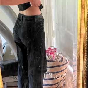 Svarta raka jeans  - Säljer då jag inte använder längre❤️ 158 -164 man kan ändra midjan,. Kan alltid diskutera pris❤️