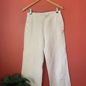 Fina linnebyxor Bric a brac  - Fina byxor i beige från Bric a brac i storlek xs. Varan är använd men i bra skick, den defekt som förekommer är veck vid framsida midjeband som borde gå att stryka bort. Ev mindre fläckar på  insidan.  60% linne  40% bomull   Inköpspris 1600 kr  