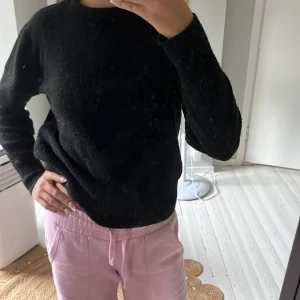  Stickad tröja -  Säljer den svarta svarta tecknade tröja för att den ej Används längre. Fint skick har nästan aldrig använt heller.