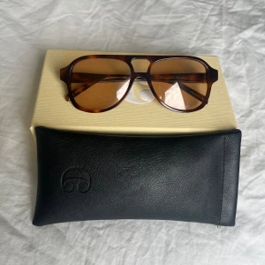 Corlin glasögon - Solglasögon i modellen Gelo från Corlin Eyewear🔥Använda ett fåtal gånger och kommer med original förpackning. Färgen Cinnamon🤎Nypris: 1299kr