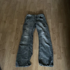 Gråa Gina Tricot jeans - Dessa jeansen är chunky low flare och normal pris är 350kr. Dem är använda 15-20 gånger och köptes mars. Pris kan diskuteras samt bytas ut till en vara 😁