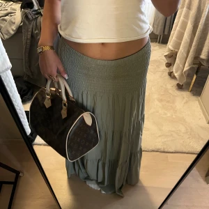 Långkjol - Säljer denna snygga gröna långkjol, då jag har för många😔💚. Använts fåtal gånger. Säljer den för endast 150kr😄