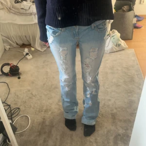 snygga jeans - Jötte snygga men för långa och inte passar mig därför säljer jag midjemått tvärsöver:40cm Innebenslängd: ca 86cm (första bilden e på min kompis som är 165 dom andra är lånade av den som hade jeansen innan)