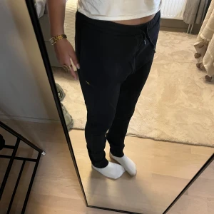 Mjukisbyxor - Säljer dessa Lyle&Scott mjukisar för endast 150kr😍! Sitter som xs/s! Jätte sköna och perfekt nu till hösten/vintern!