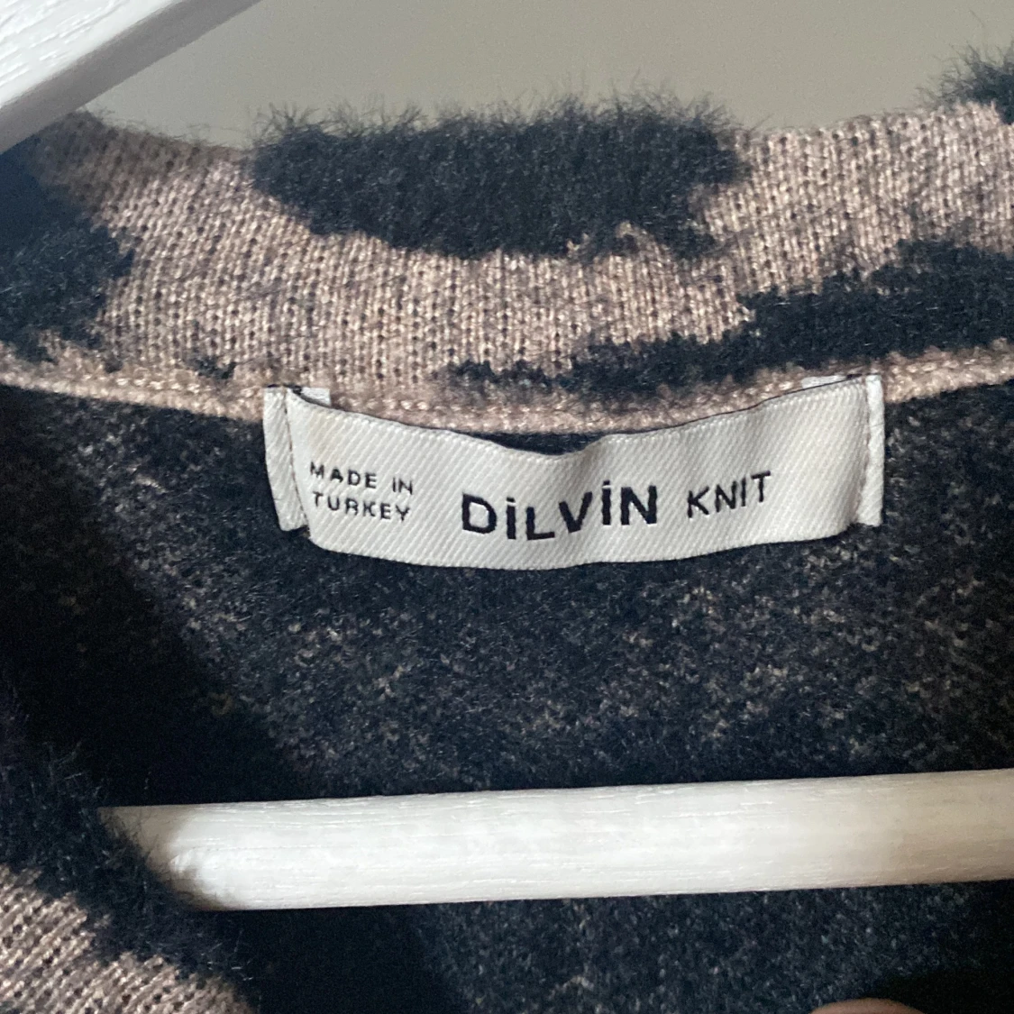 Leopardmönstrad stickad tröja från Dilvin - 91