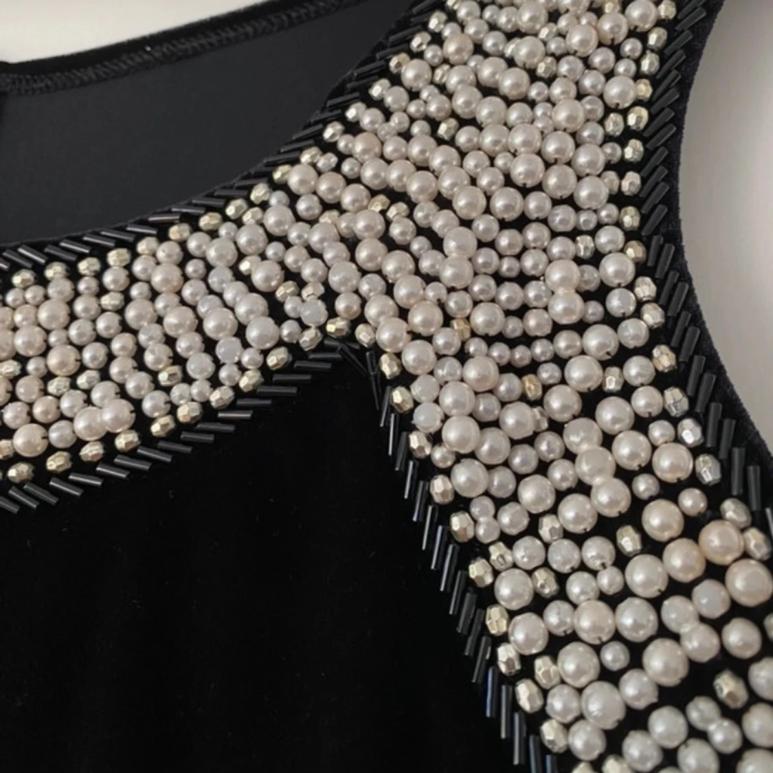 Svart långklänning med pärldetaljer - 90