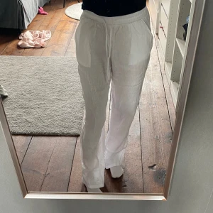 Vita linnebyxor från Madlady!  - Använd fåtal gånger, är som i nyskick! Säljer då dom tyvärr är lite för stora på mig för min smak. Köpte för 599☺️