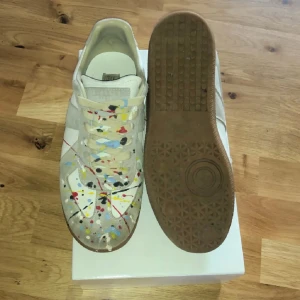 Maison margiela gats paint - Ett par feta margielas🤩 Stl 42 men passar 43, skorna är i 9/10 skick och har använts i några veckor. Priset är inte satt i sten.  Fråga gärna om fler bilder eller andra funderingar🤗