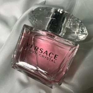 Versace parfym - Säljer då jag nästan aldrig fått användning för den💞 köpte för 740kr så säljer billigare💞kke kan tänka mig att sänka priset lite vid snabb affär