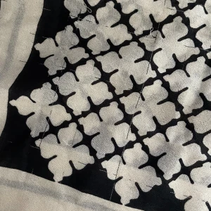 Malene Birger scarf - Säljer eftersom den inte används. Den är lite skadad som syns på bilderna där utav det billiga priset. Nypris:1500kr