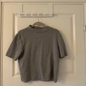  T-shirt  - En tjockare t-shirt med lite högre hals från Zara. Bra skick 