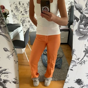Ett par oranga jeans  - Färgade jeans 