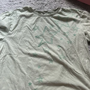 T shirt med stjärnor  - T shirt med stjärnor från lager 157 i storlek L