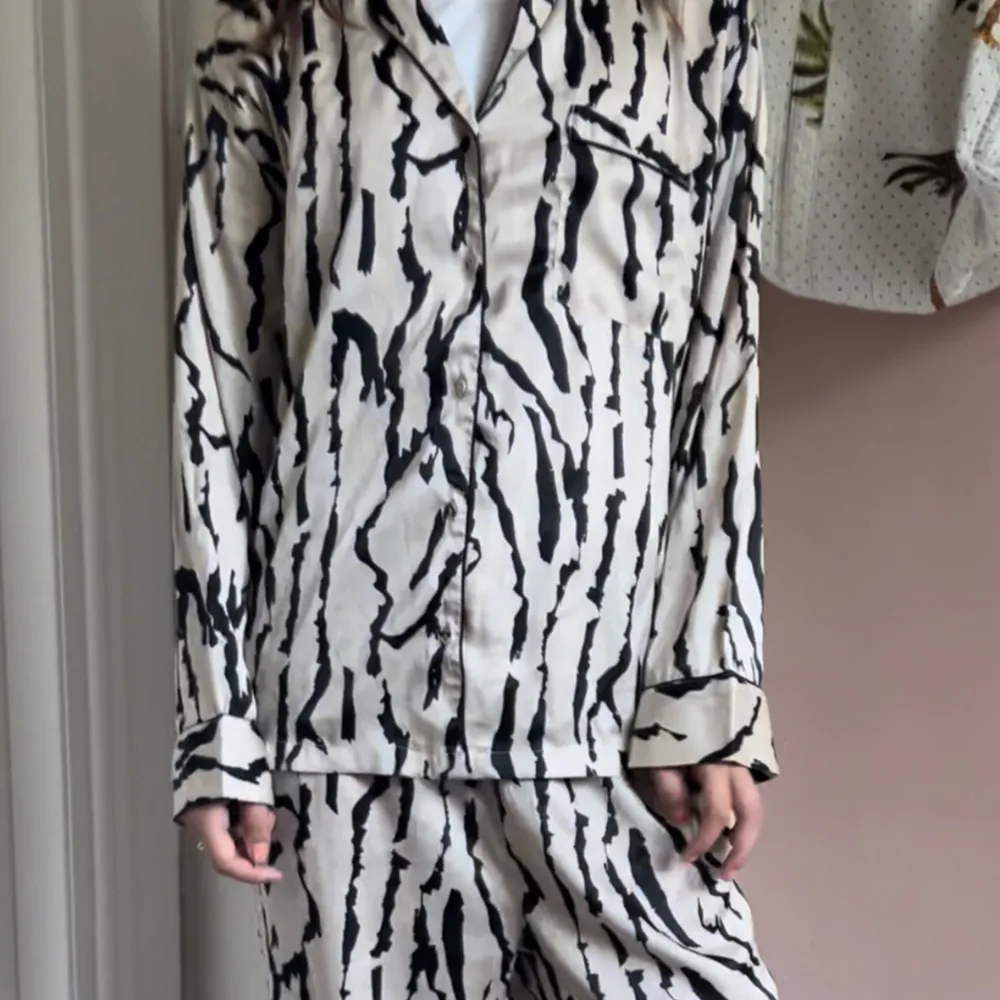 Pyjamas med zebra mönster tjejen på bilden är 163.. Jeans & Byxor.