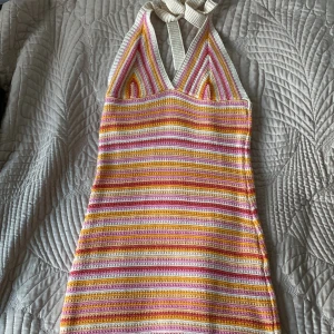 Strandklänning från Pull&Bear - En jättegullig strandklänning från Pull&Bear💗Jag säljer den för att den är för liten och jag använder den aldrig💗Den är i bra skick💗