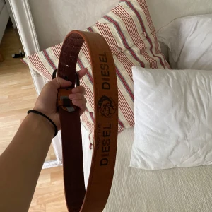 Bälte/skärp - Ett fint diesel bälte som inte kommer till användning! Säljer även för den är för liten.🌸skulle säga att den passar barn mellan 8-12 eller runt en midja. Mellan 70-80 cm. OBS! Vet ej om den är äkta!