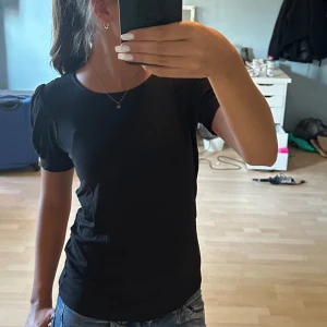 Topp med puffarmar  - Säljer då den inte kommer till användning, den är i mycket bra skick! Den är ribbad men syns inte på bilden💞