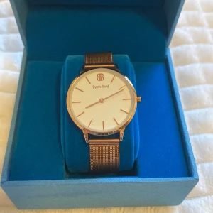 Byron Bond klocka - Säljer då den är för stor för mig. Aldrig använt, ny. 